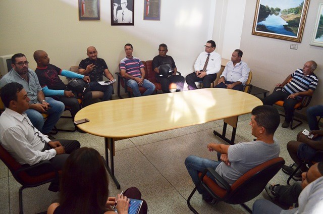 201852_FOTO - Poneis recebe grupo de vigia autônomo na Câmara